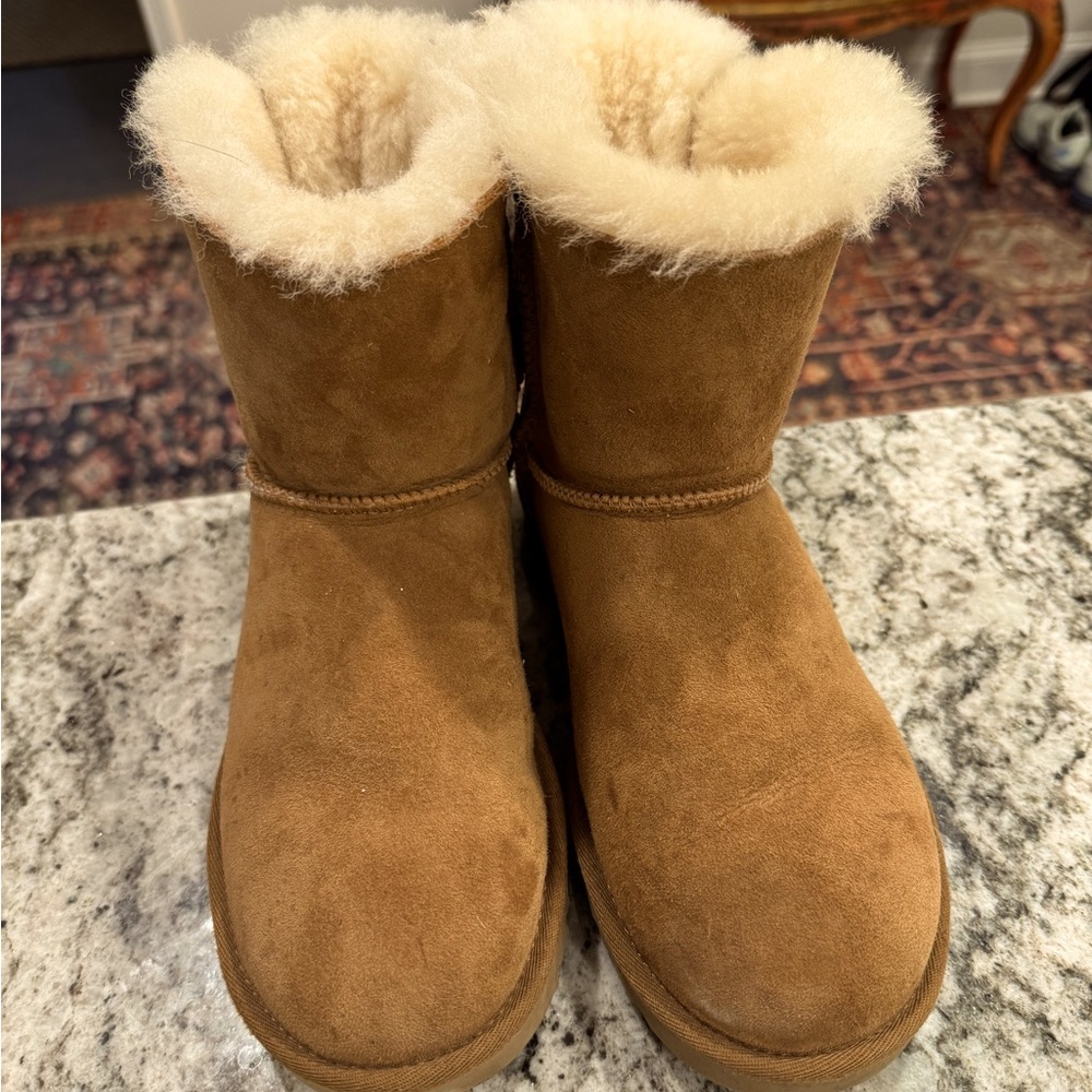 Ugg boots w/ bow